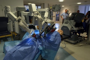 Da Vinci robot, image by "Cmglee Cambridge Science Festival 2015 da Vinci" by Cmglee - Own work. Licensed under CC BY-SA 3.0 via Commons 
